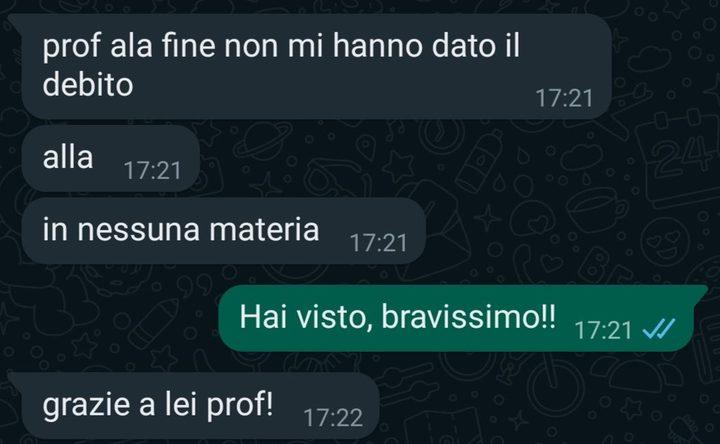 Messaggio WhatsApp di uno studente: «prof alla fine non mi hanno dato il debito in nessuna materia... grazie a lei prof!»